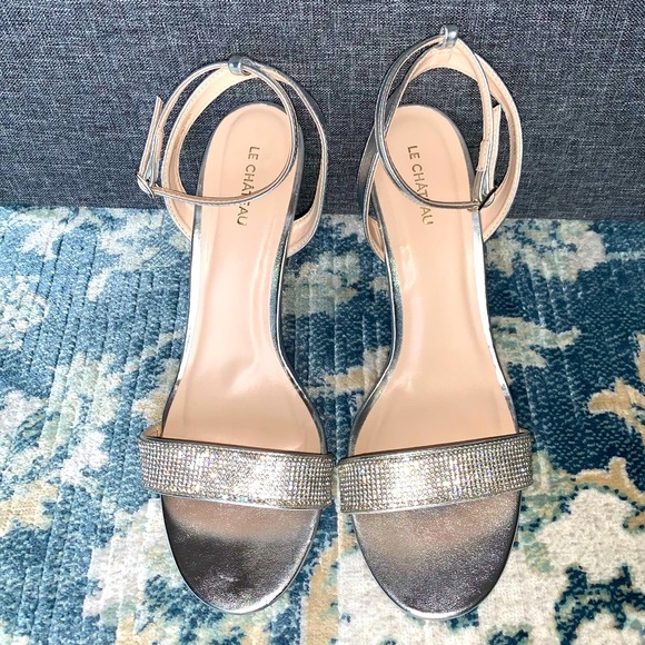 LE CHÂTEAU Embellished Metallic Wedge - Picture 3 of 8